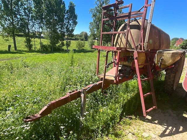 Veldspuit / landbouwspuit - afbeelding 1 van  3