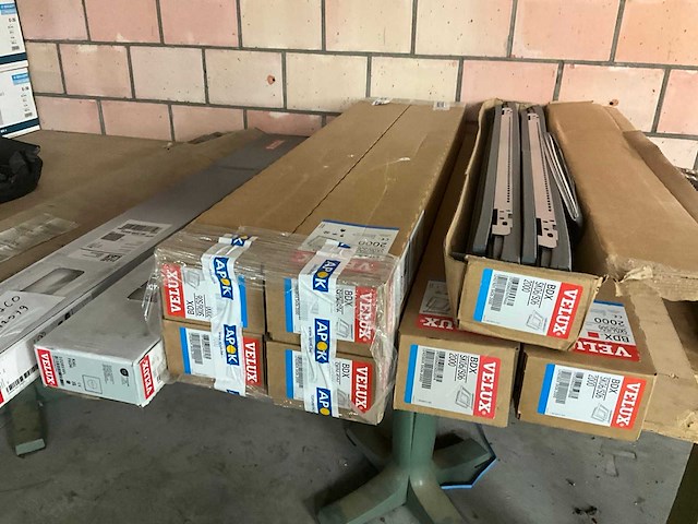 Velux bdx sk06/s06 2000 isolatiekaders (7x) en 2 rolgordijnen - afbeelding 1 van  12