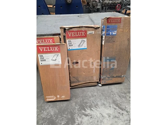 Velux c04 pakket: raam, handmatige luik en beslagen – 550 × 980 mm - afbeelding 1 van  3