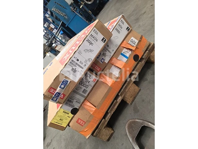 Velux mk04 kit: ggl-raam en 2 edl-armaturen – 780 × 980 mm - afbeelding 2 van  3