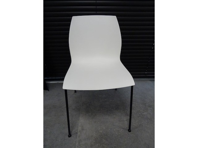 Vergadertafel + 10x kunststof designstoel kalea by kastel - afbeelding 3 van  7