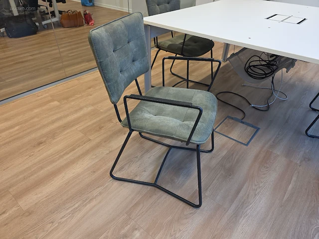 Vergadertafel met 3 design stoelen h&h bulo - afbeelding 4 van  8