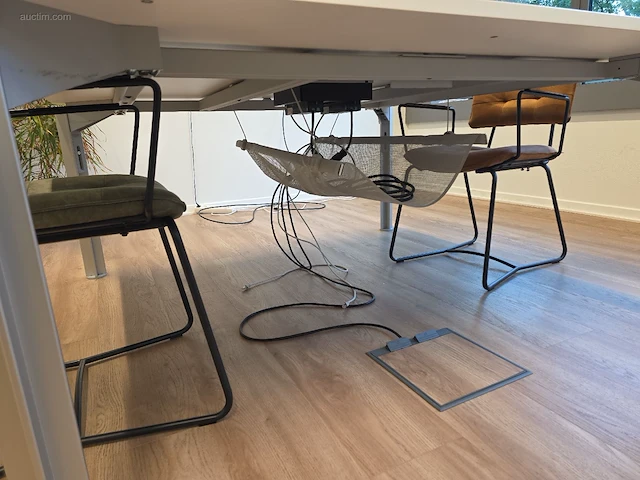 Vergadertafel met 3 design stoelen h&h bulo - afbeelding 6 van  8