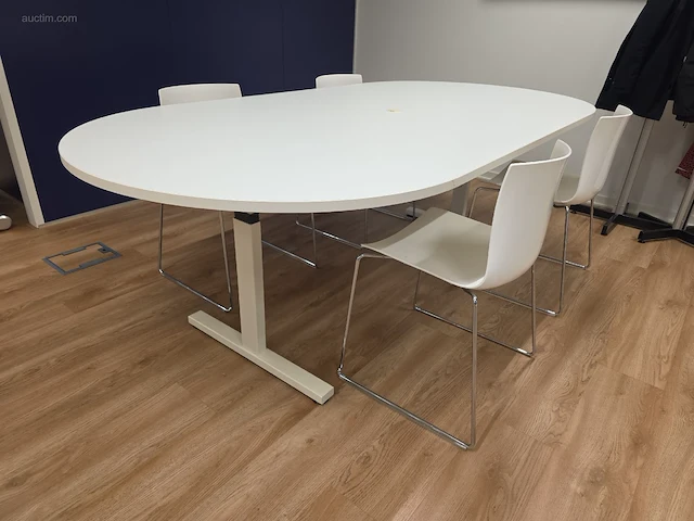 Vergadertafel met 4 design stoelen arper... - afbeelding 1 van  5