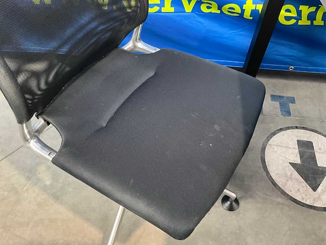 Vergadertafel met 4 vitra meda vergaderstoelen - afbeelding 2 van  13