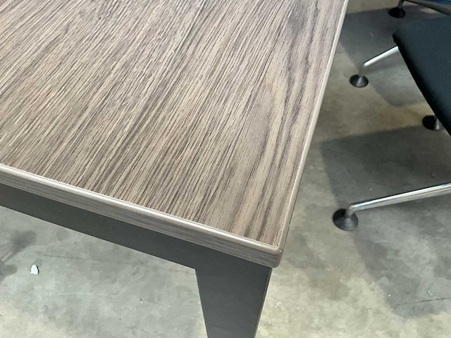 Vergadertafel met 4 vitra meda vergaderstoelen - afbeelding 5 van  13