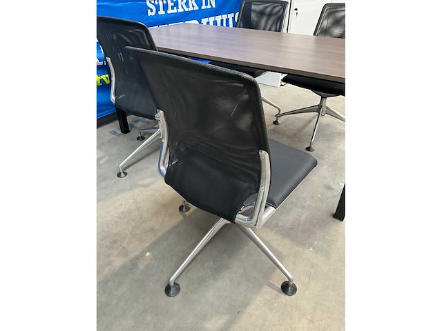 Vergadertafel met 4 vitra meda vergaderstoelen - afbeelding 7 van  13