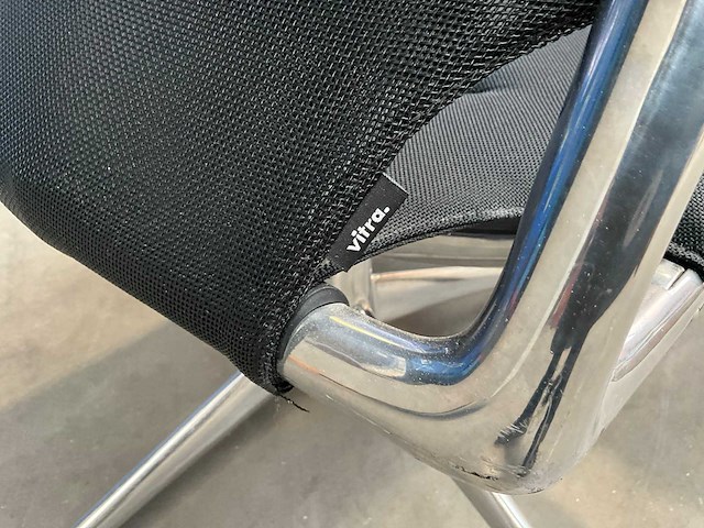 Vergadertafel met 4 vitra meda vergaderstoelen - afbeelding 8 van  13