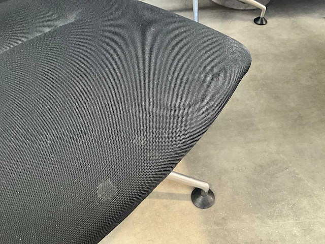 Vergadertafel met 4 vitra meda vergaderstoelen - afbeelding 9 van  13