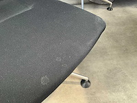 Vergadertafel met 4 vitra meda vergaderstoelen - afbeelding 9 van  13