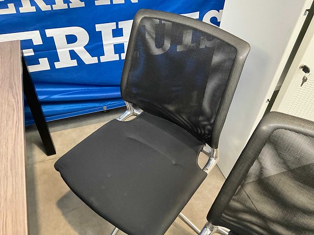 Vergadertafel met 4 vitra meda vergaderstoelen - afbeelding 10 van  13