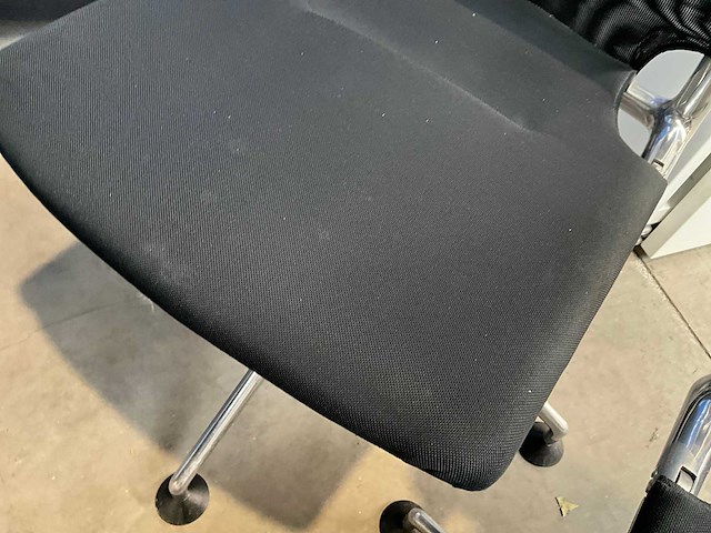 Vergadertafel met 4 vitra meda vergaderstoelen - afbeelding 11 van  13