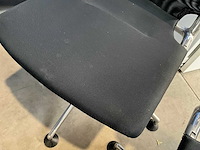 Vergadertafel met 4 vitra meda vergaderstoelen - afbeelding 11 van  13