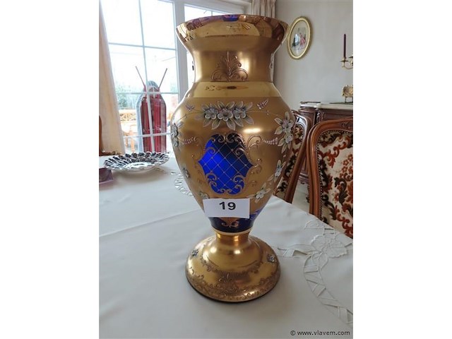 Vergulde blauwe glazen vaas met porselein versiering - afbeelding 1 van  4