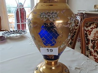 Vergulde blauwe glazen vaas met porselein versiering - afbeelding 1 van  4