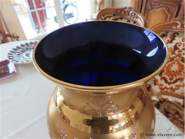 Vergulde blauwe glazen vaas met porselein versiering - afbeelding 2 van  4