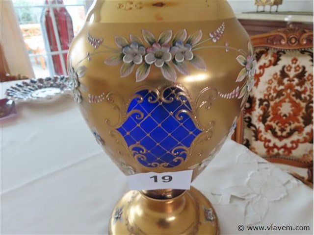 Vergulde blauwe glazen vaas met porselein versiering - afbeelding 3 van  4