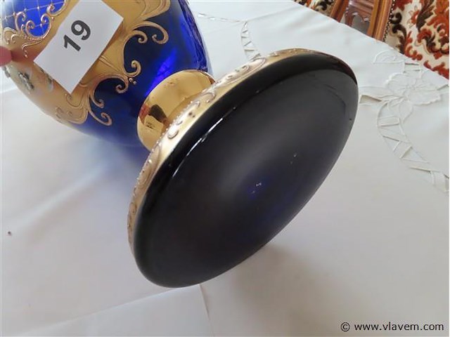 Vergulde blauwe glazen vaas met porselein versiering - afbeelding 4 van  4