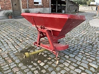 Verhoest gedragen kunstmeststrooier