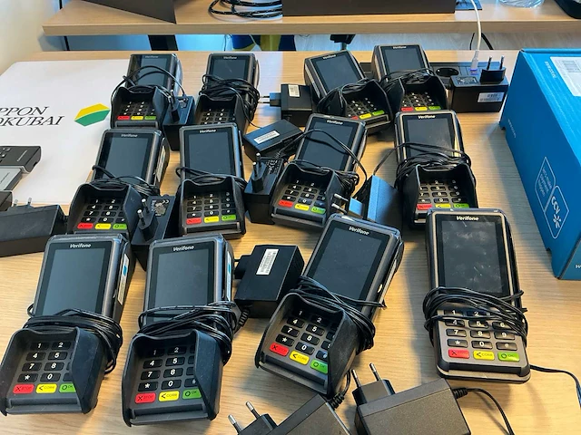 Verifone v400c plus m425-054-04-euv-5 assortiment betaalautomaten (13x) - afbeelding 1 van  2