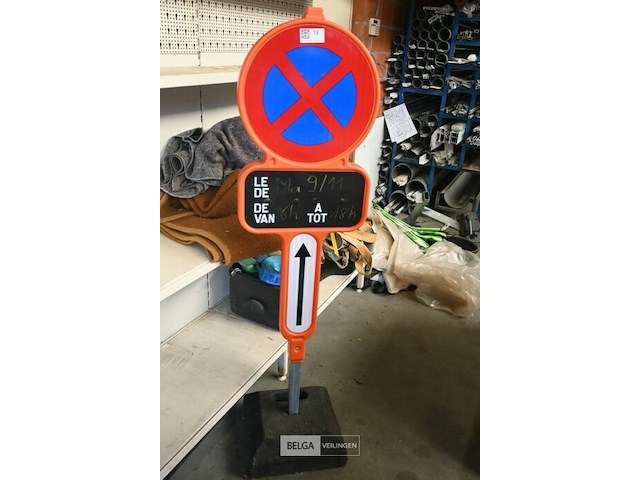 Verkeersbord - kegels - veiligheidshelmen - afbeelding 1 van  4