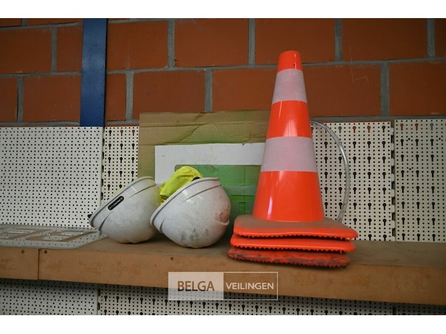 Verkeersbord - kegels - veiligheidshelmen - afbeelding 2 van  4