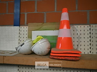 Verkeersbord - kegels - veiligheidshelmen - afbeelding 2 van  4