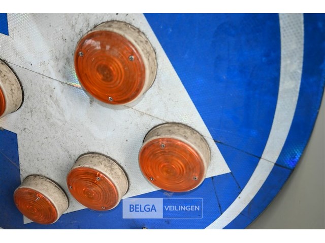 Verkeersbord met verlichting - afbeelding 2 van  4