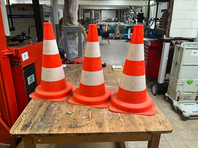 Verkeerskegels (3x) - afbeelding 1 van  2