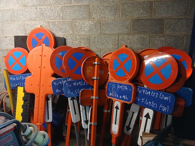 Verkeersverkeer met parkeerborden - afbeelding 1 van  3