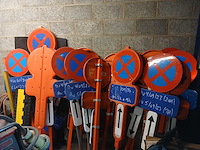 Verkeersverkeer met parkeerborden - afbeelding 1 van  3