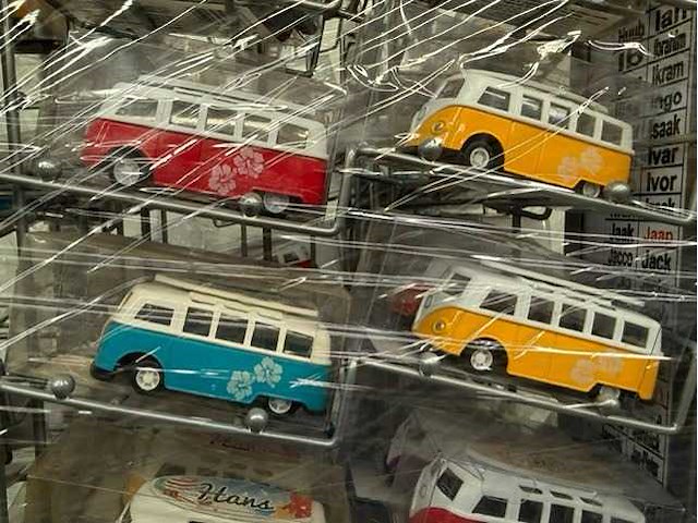 Verkoopmolen met volkswagen busjes - afbeelding 1 van  6