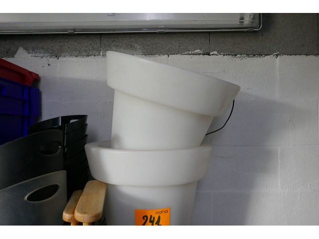 Verlichte bloempotten + reeks flessenkoelers - afbeelding 3 van  3