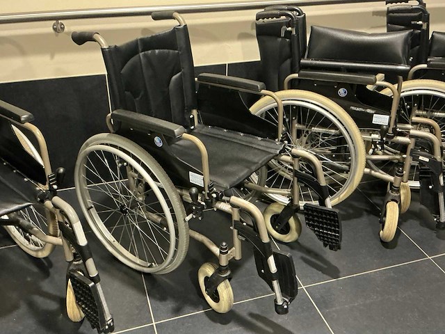 Vermeiren v100 rolstoel (4x) - afbeelding 2 van  3