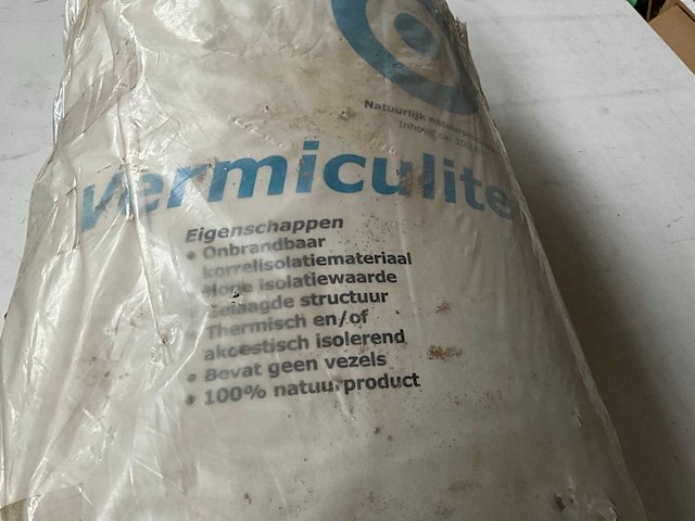 Vermiculite zak isolatiekorrels ca. 100 liter - afbeelding 2 van  3