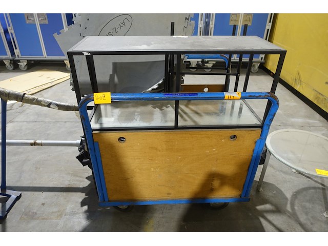 Verrijbare magazijnkar + diversen - afbeelding 1 van  1