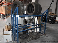 Verrijdbaar bandenrek, wo. diverse autobanden, velgen en wielen - afbeelding 1 van  1