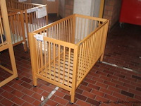 Verrijdbaar houten bedje - afbeelding 1 van  1