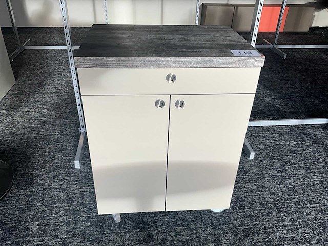 Verrijdbaar houten opbergmeubel - afbeelding 1 van  5