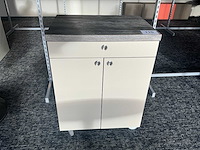 Verrijdbaar houten opbergmeubel - afbeelding 1 van  5