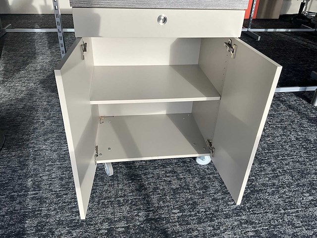 Verrijdbaar houten opbergmeubel - afbeelding 2 van  5