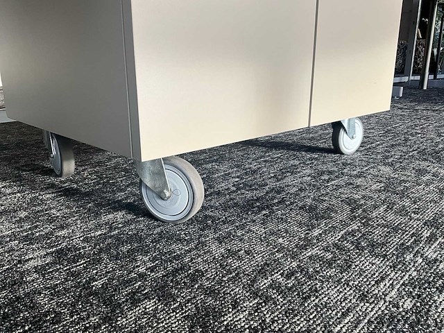 Verrijdbaar houten opbergmeubel - afbeelding 4 van  5