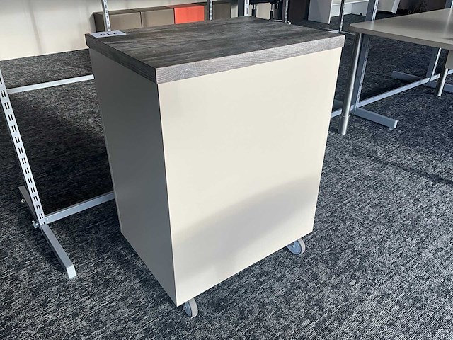 Verrijdbaar houten opbergmeubel - afbeelding 5 van  5