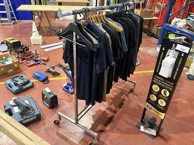 Verrijdbaar metalen kledingrek met kleding - afbeelding 1 van  9