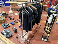 Verrijdbaar metalen kledingrek met kleding