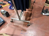 Verrijdbaar metalen kledingrek met kleding - afbeelding 2 van  9