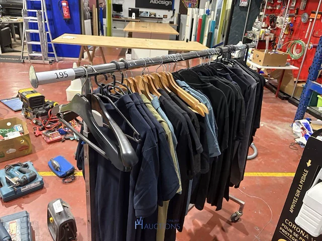 Verrijdbaar metalen kledingrek met kleding - afbeelding 3 van  9