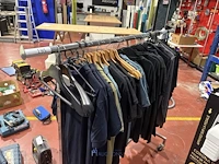 Verrijdbaar metalen kledingrek met kleding - afbeelding 3 van  9
