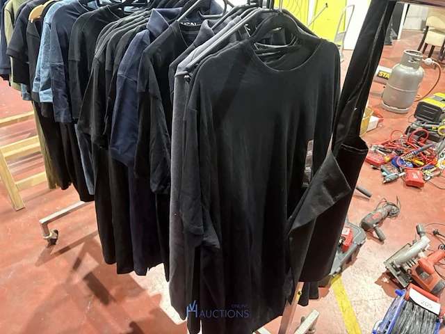 Verrijdbaar metalen kledingrek met kleding - afbeelding 4 van  9
