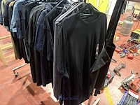 Verrijdbaar metalen kledingrek met kleding - afbeelding 4 van  9